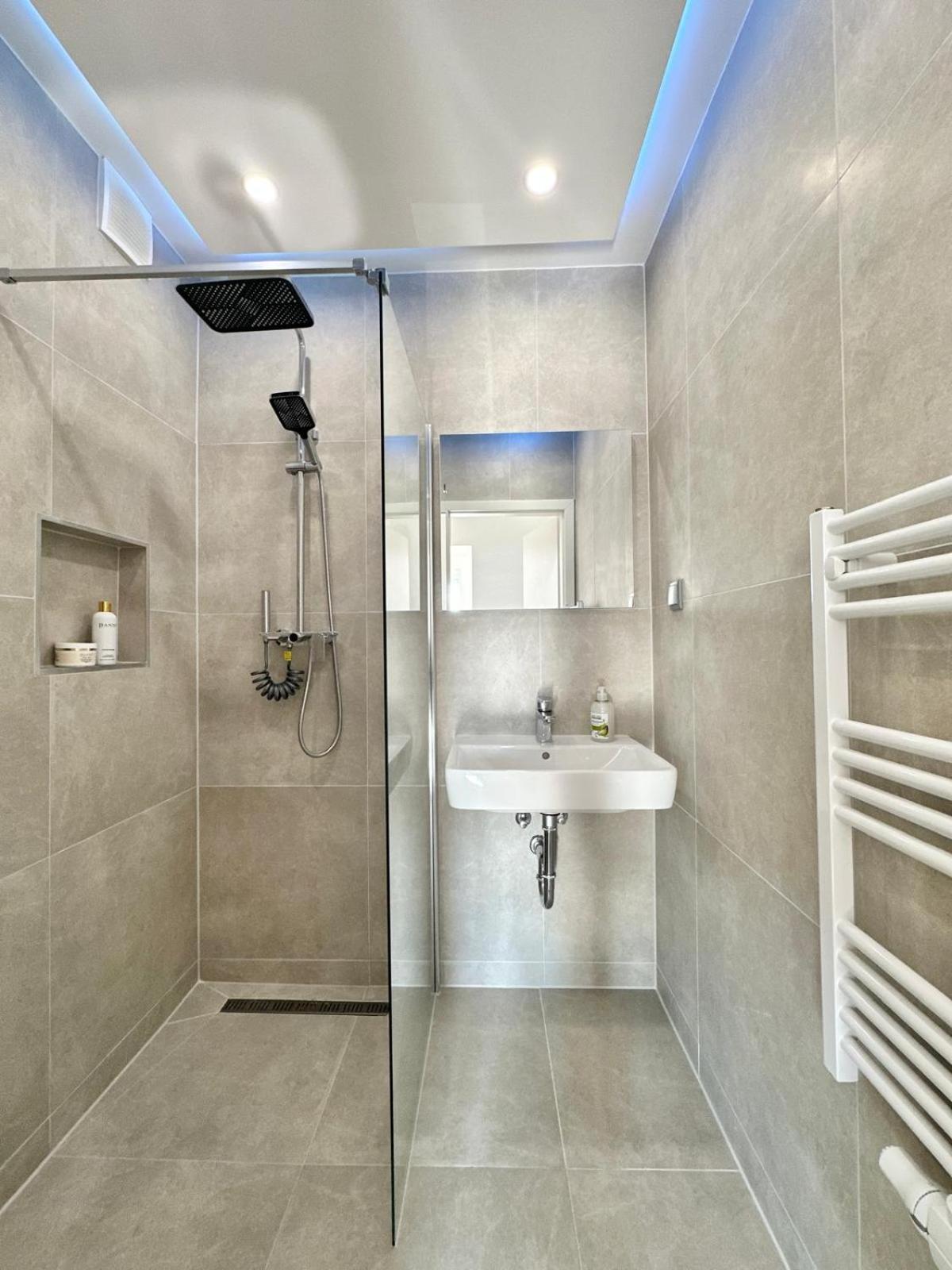 Rooftop Apartment, 10min To Center, Direct At Metro, Skyview Big Terrace! Wien