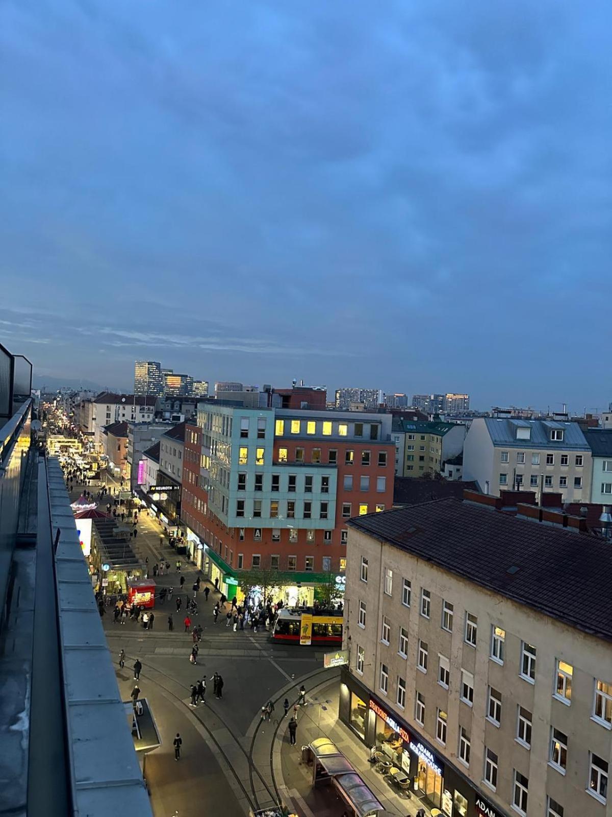 Rooftop Apartment, 10min To Center, Direct At Metro, Skyview Big Terrace! * Wien